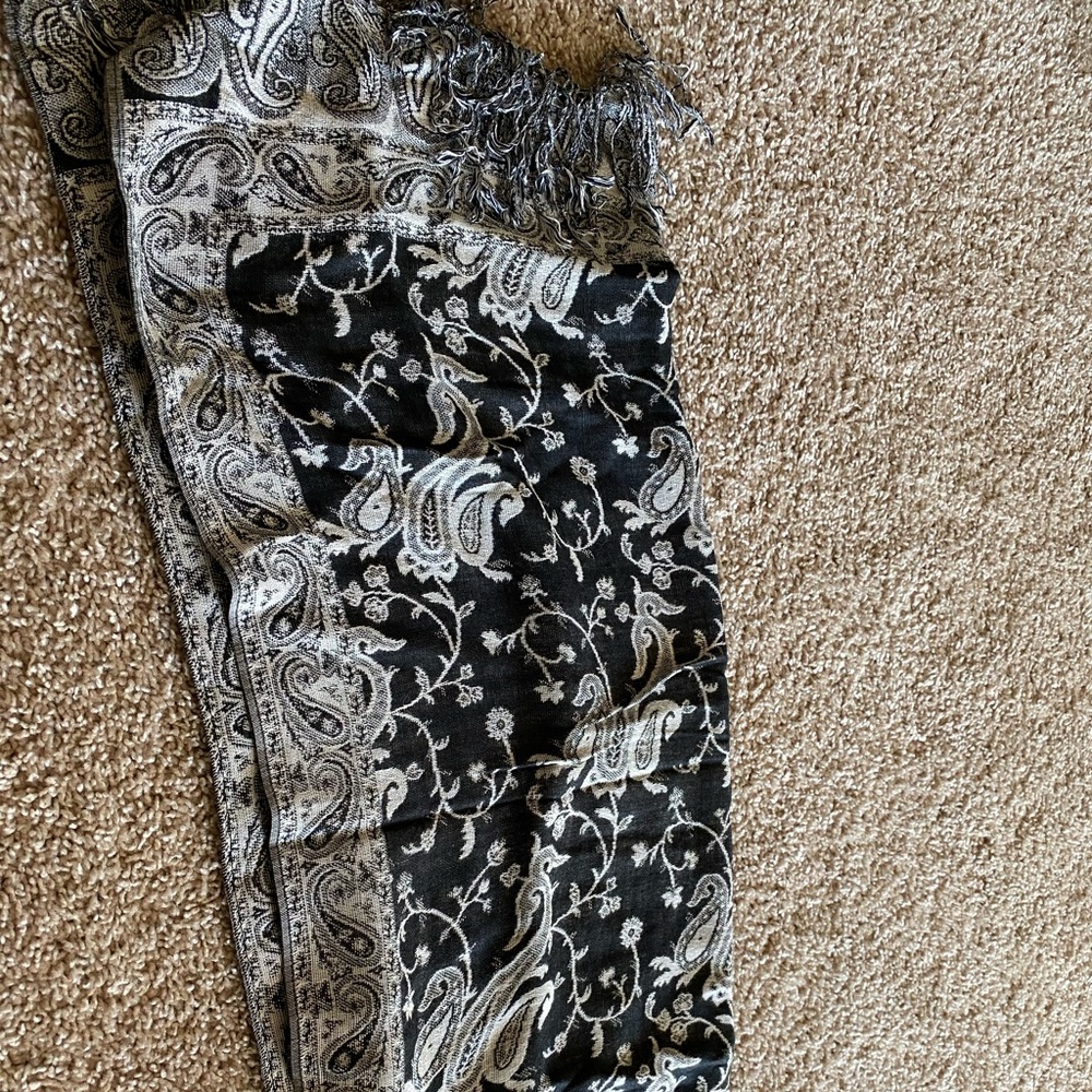 Black & white scarf